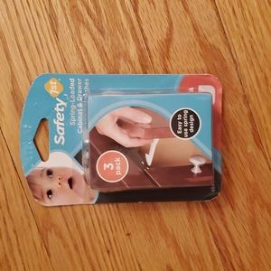 NWT Safety 1st child proofing cabinet latches - 3 pack